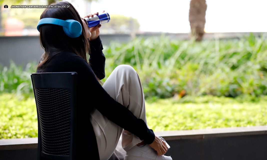 Especialista alerta sobre riscos de consumo excessivo de energético entre jovens