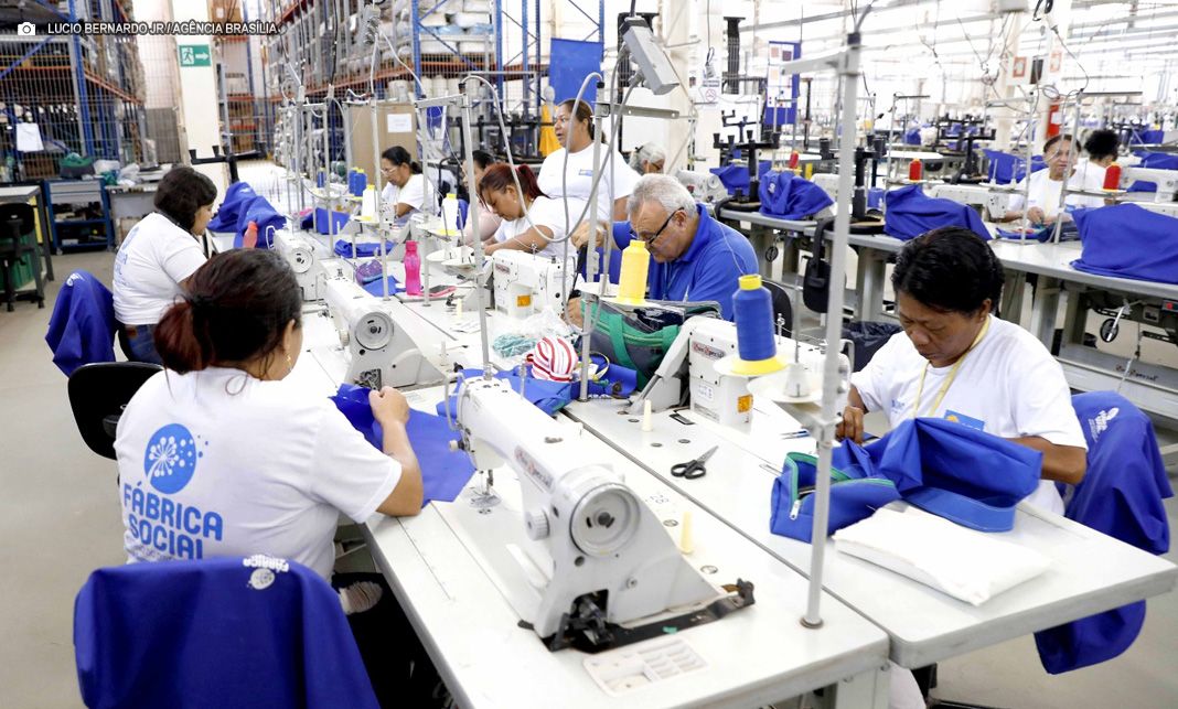 Curso gratuito de corte e costura da Fábrica Social abre mil vagas