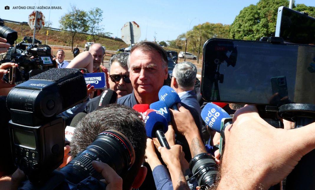 PF cumpre mandados na casa de Jair Bolsonaro, que usará tornozeleira