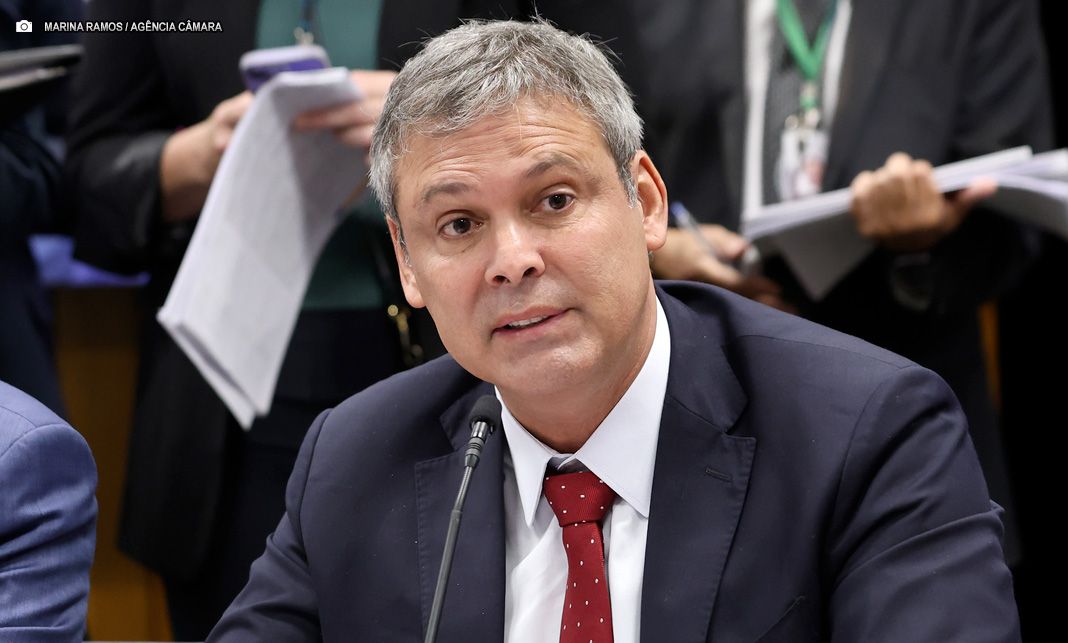 Líder do PT pede suspensão preventiva do mandato de Eduardo Bolsonaro