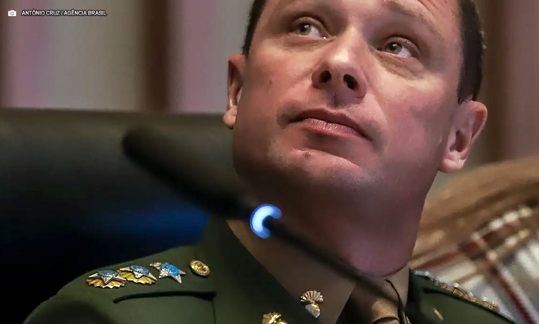 Mauro Cid reafirma que Bolsonaro leu minuta golpista durante reunião