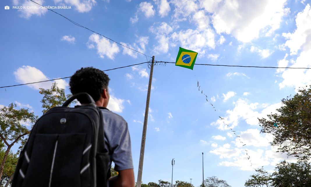 Acidentes com pipas na rede elétrica crescem 60%; saiba como evitar riscos