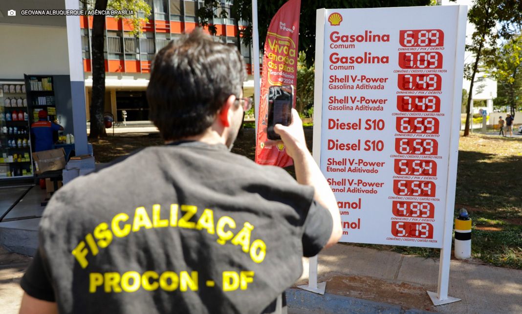 Procon fiscaliza aumento no preço do litro da gasolina no DF