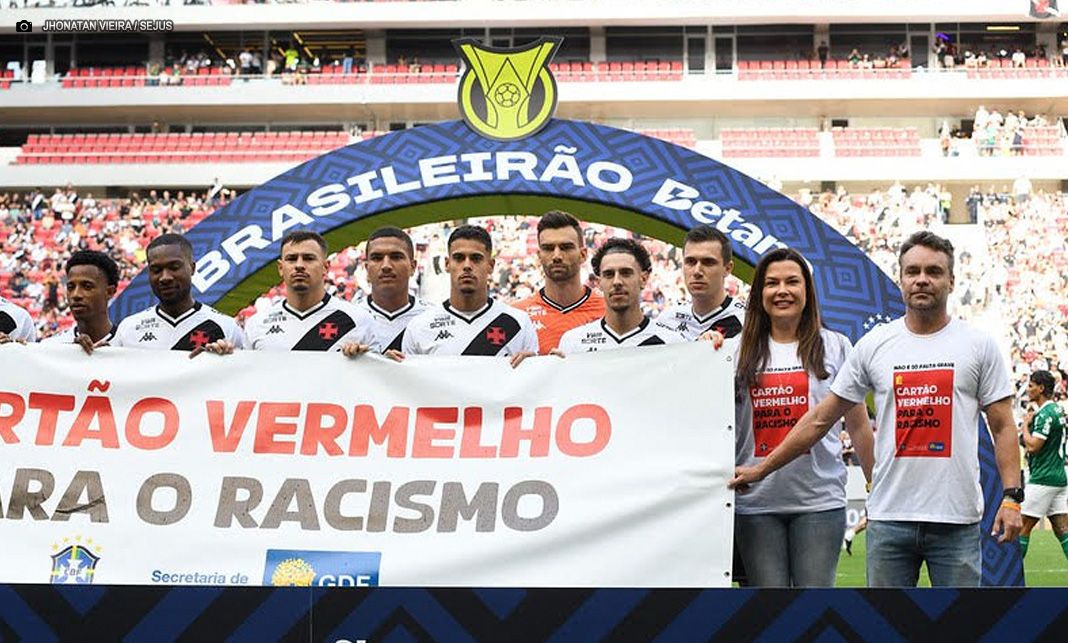 ‘Cartão Vermelho para o Racismo’: campanha marca presença no clássico Vasco x Botafogo neste sábado