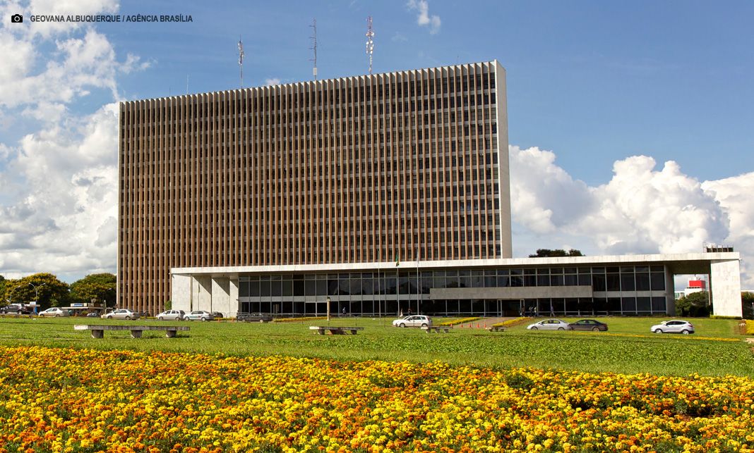 Ibaneis conclui pagamento do reajuste de 18% para servidores público