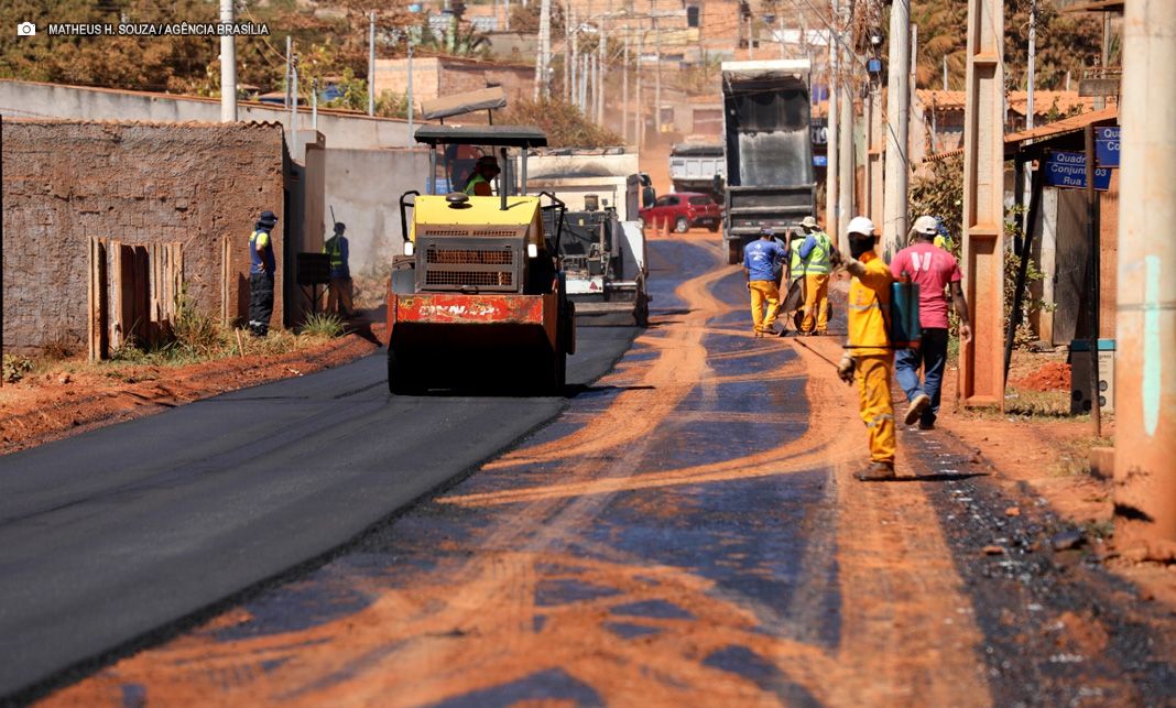 Pavimentação no Morro da Cruz transforma realidade de moradores em São Sebastião
