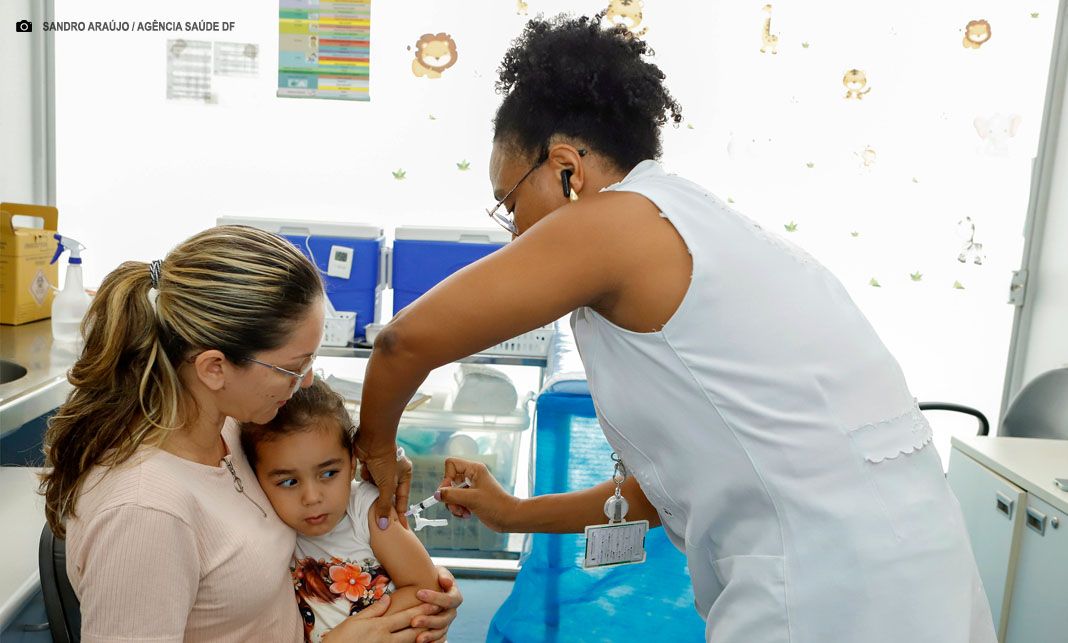 DF aumenta em 58% aplicação de vacinas de rotina