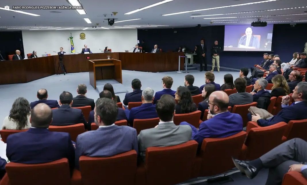 STF encerra primeiro dia de julgamento sobre trama golpista Defesas de Bolsonaro, Braga Netto e ex-ministros serão ouvidas na quarta-feira