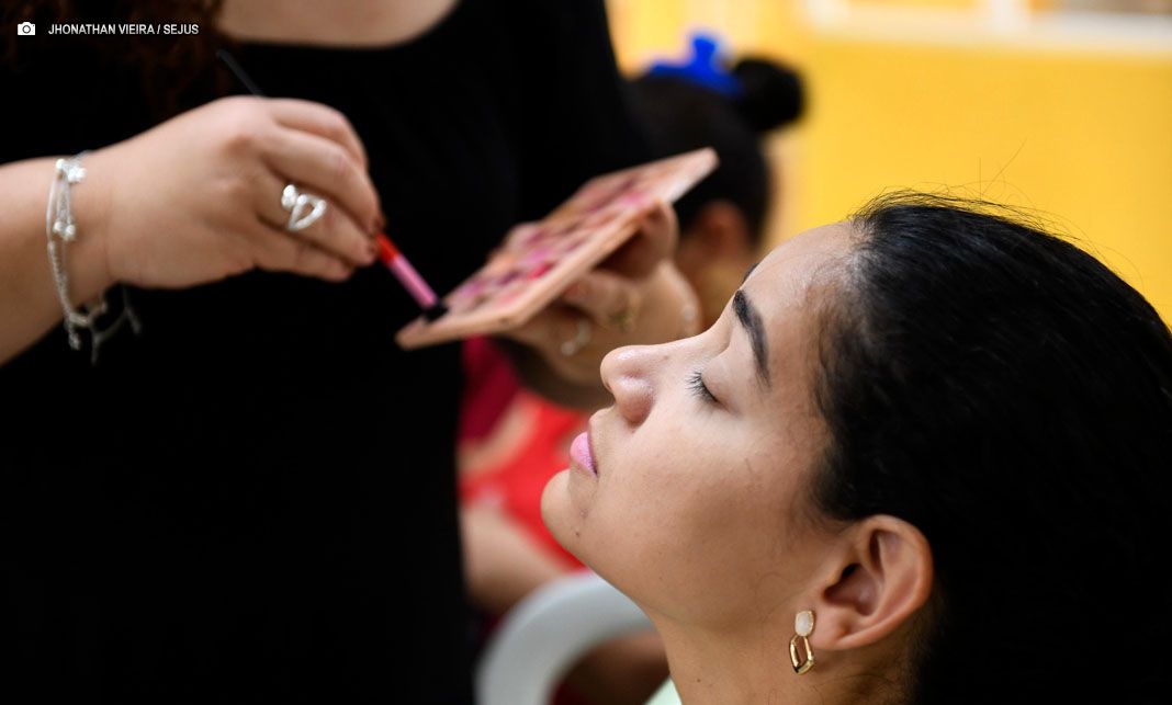 Curso de maquiagem profissional oferece renda e autoestima a mulheres do Itapoã