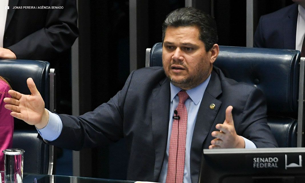 Alcolumbre critica Eduardo Bolsonaro e pauta de ‘transtornos’ no Congresso