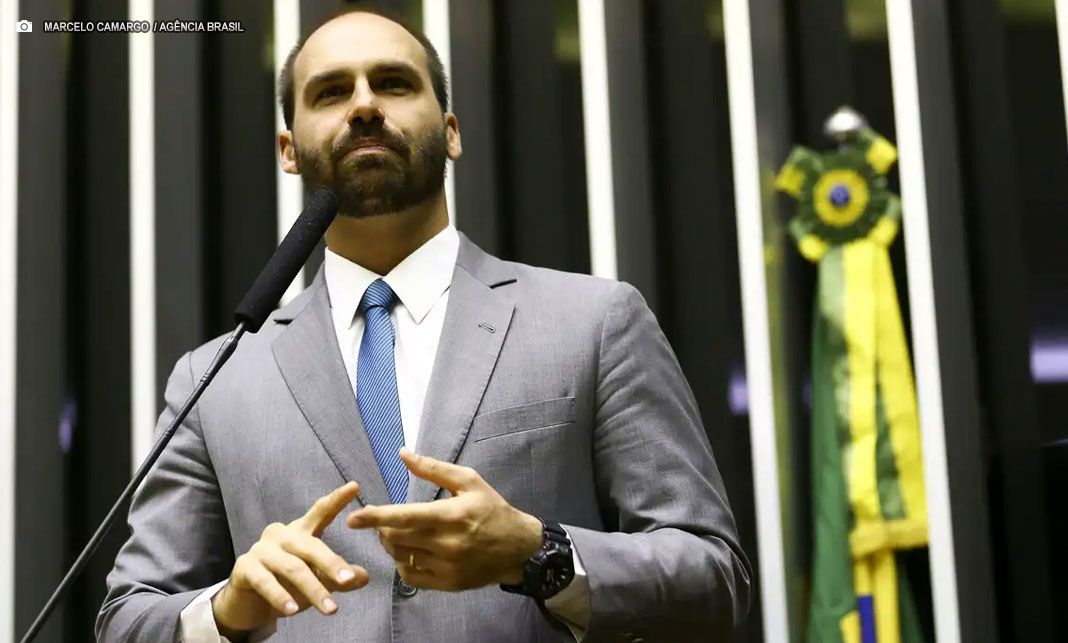 Moraes envia denúncia contra Eduardo Bolsonaro ao presidente da Câmara