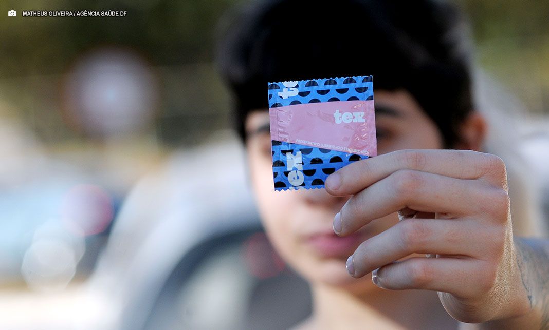 Camisinhas com novas texturas buscam reverter queda de uso entre jovens no DF