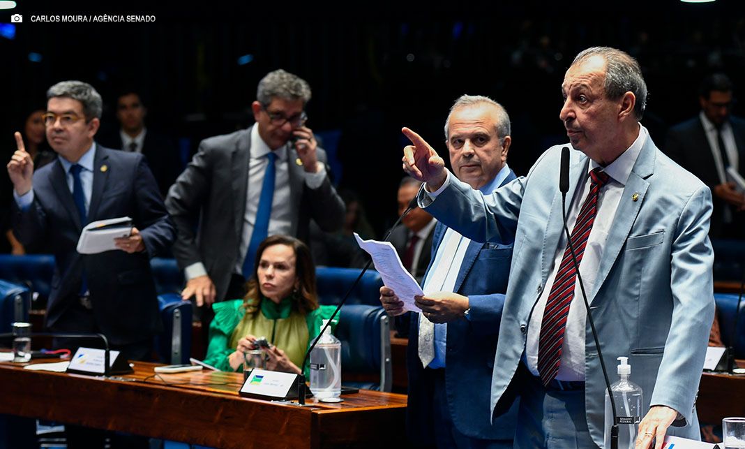 Omar Aziz apela por debate de PECs e critica excesso de prerrogativas de parlamentares em referência da ‘PEC da blindagem’ aprovada pela Câmara