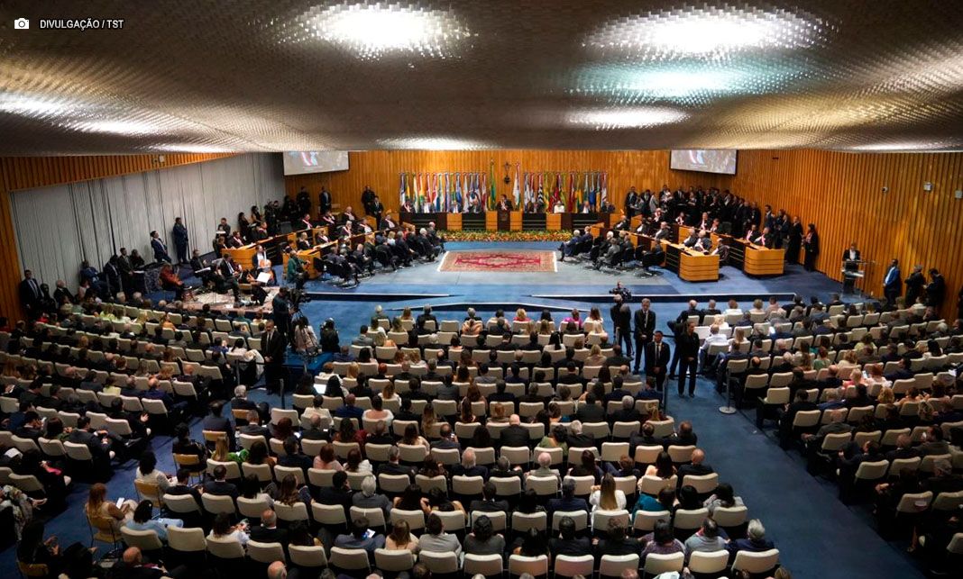 Vieira de Mello Filho assume presidência do TST em solenidade com chefes de Poderes