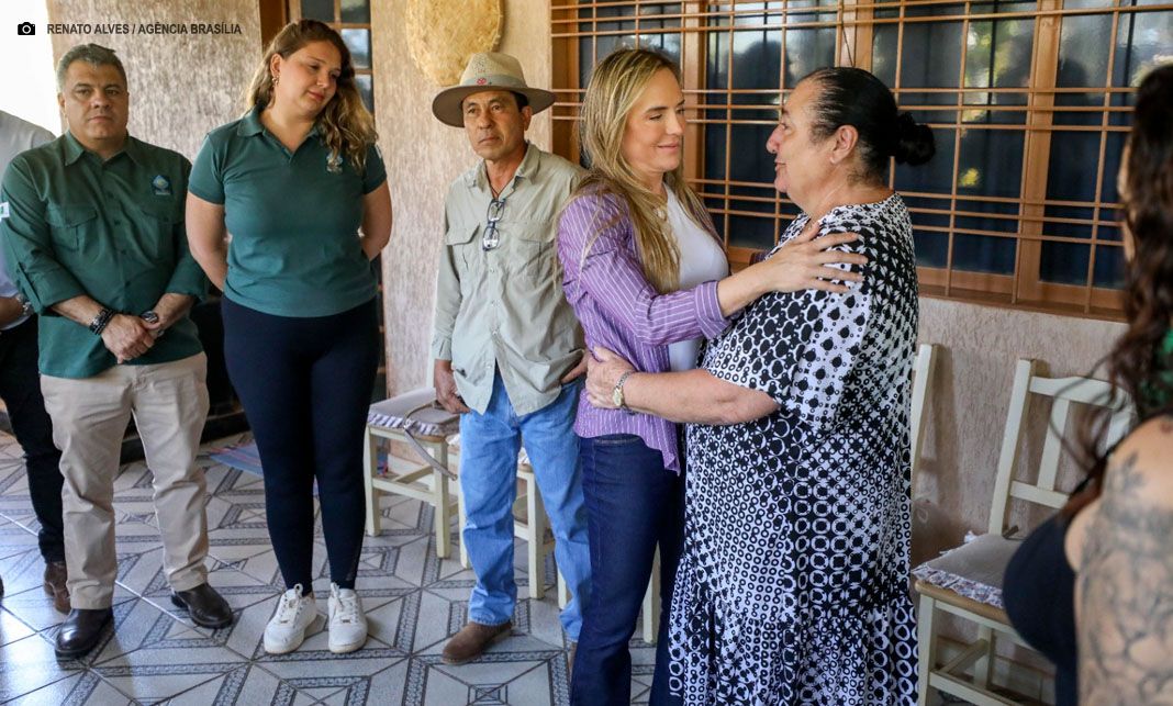 Celina Leão entrega licenças ambientais a produtores rurais de Planaltina