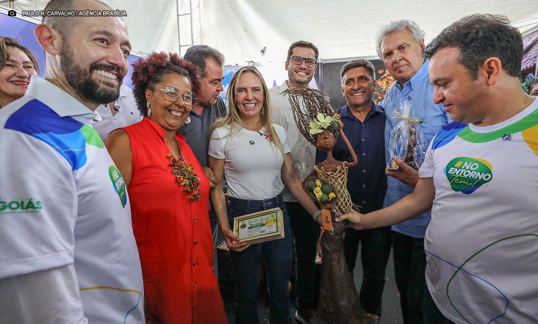 Em visita à feira na Torre de TV, Celina Leão destaca integração entre DF e Entorno