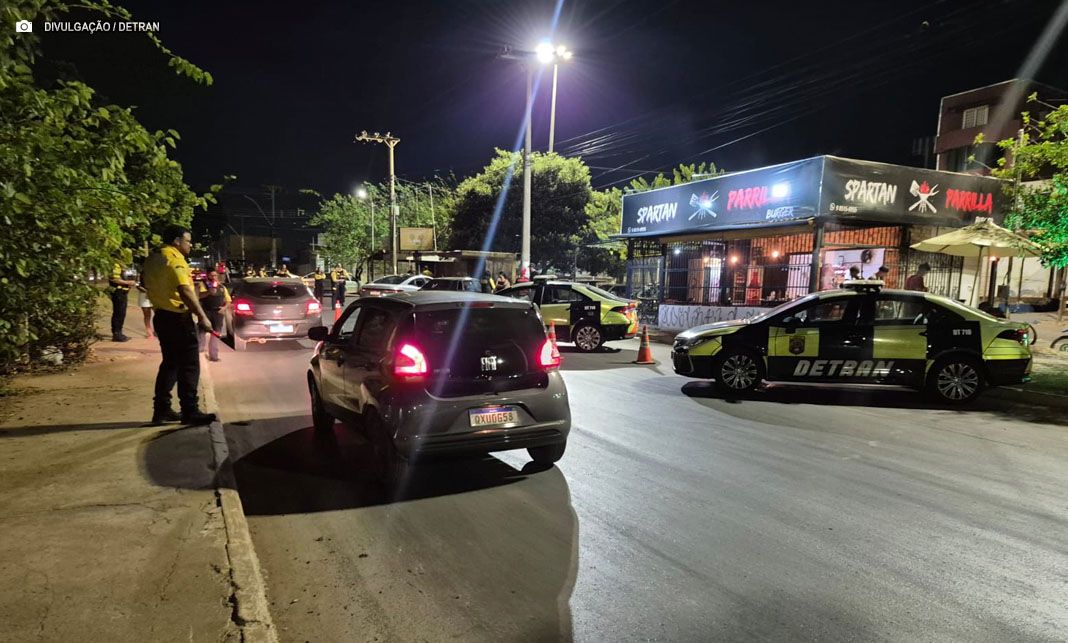 Detran-DF autua 51 condutores e flagra 22 alcoolizados no fim de semana