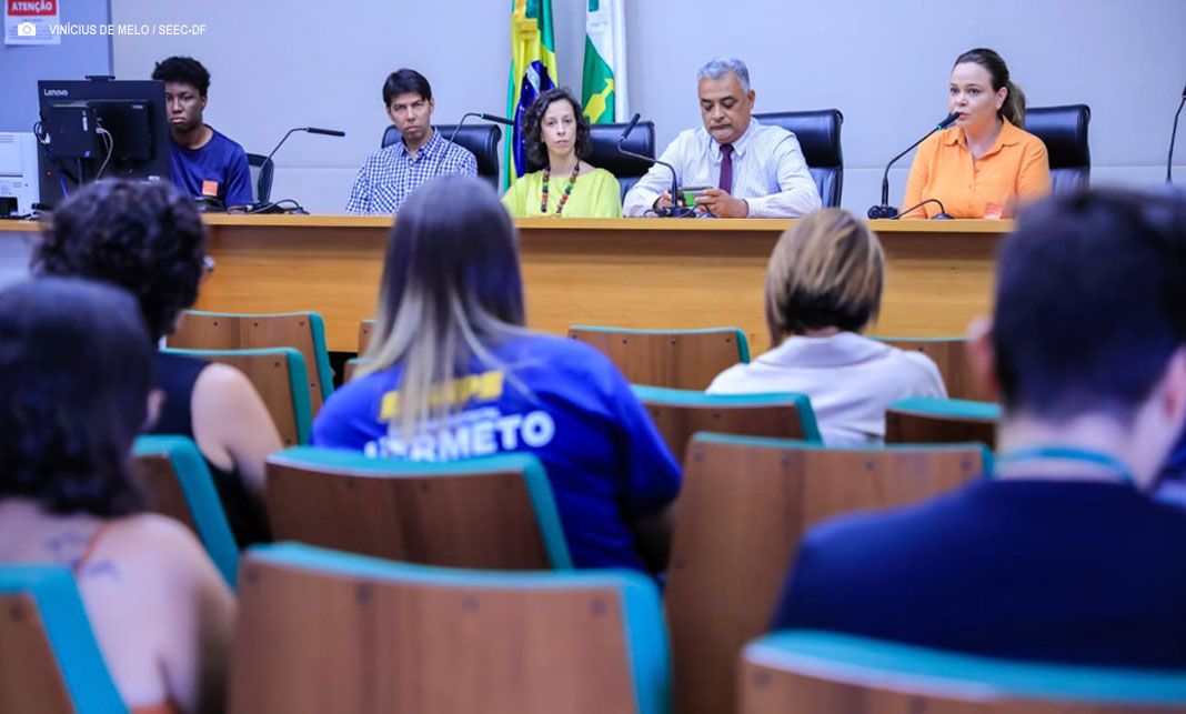 GDF entrega a deputados distritais caderno com 602 sugestões de emendas para 2026