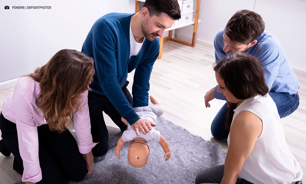 Associação atualiza manobra para desengasgo de crianças e bebês e inclui pancadas nas costas