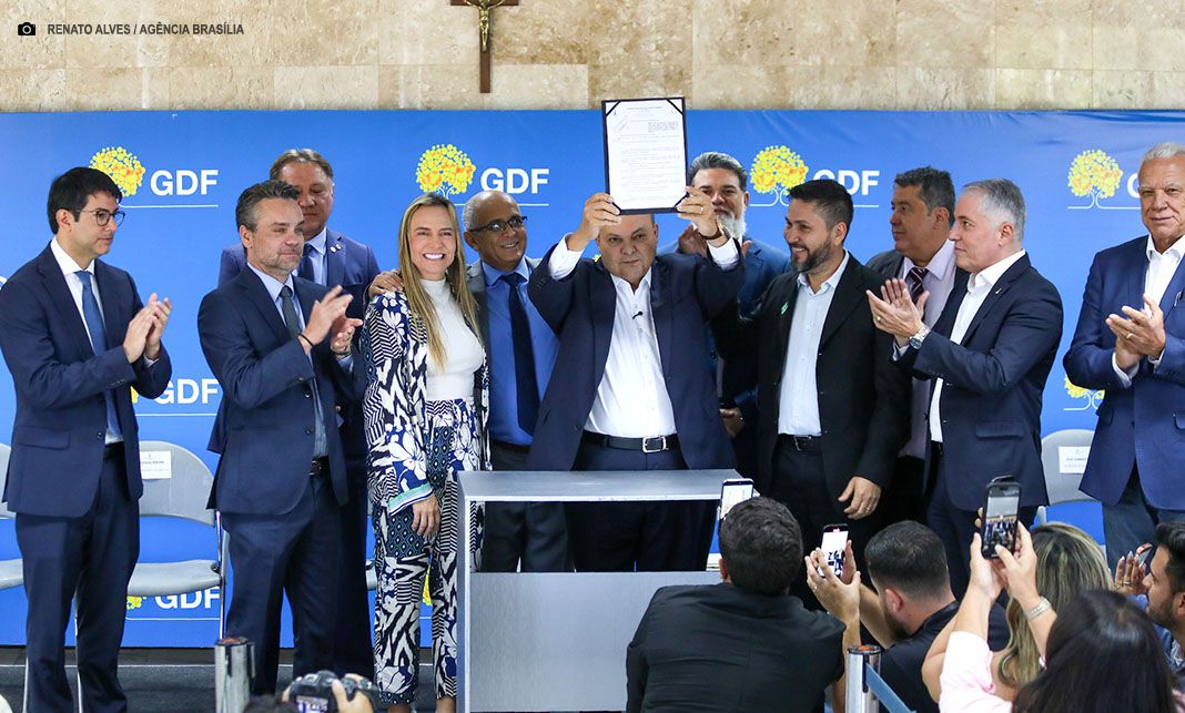 Ibaneis sanciona lei que moderniza serviço de táxi no DF