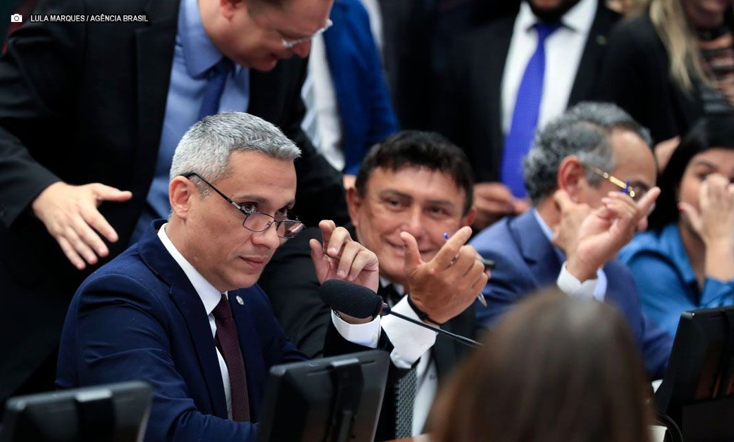 Câmara aprova suspensão de ação penal contra o deputado Gustavo Gayer no STF