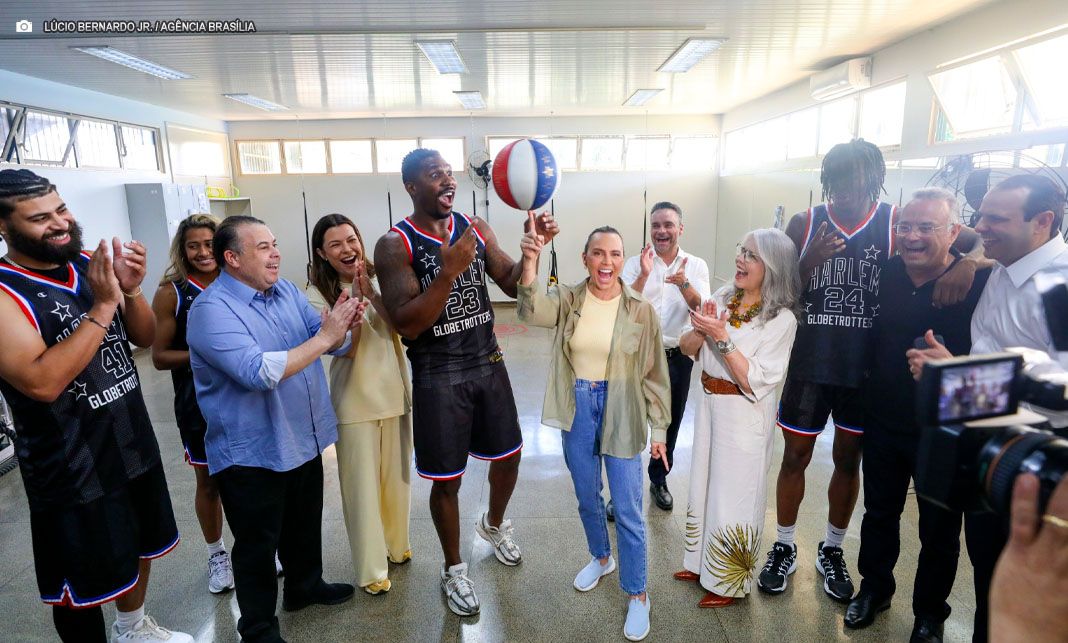 Lenda do basquete, Harlem Globetrotters encanta estudantes em ação social do GDF em Ceilândia