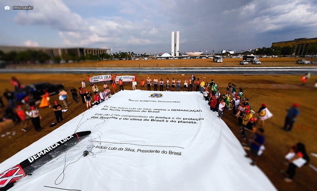 Pré-COP30: Com caneta gigante, indígenas cobram de Lula demarcação de 104 terras
