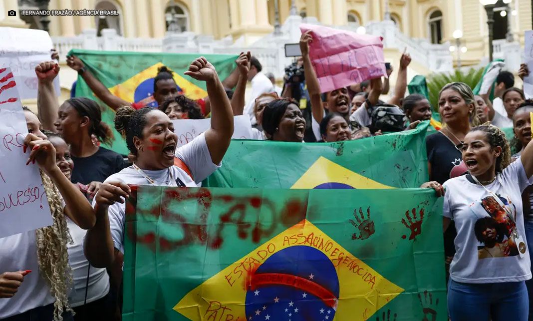 Moradores do Alemão e Penha protestam contra mortes em operação no Rio de Janeiro