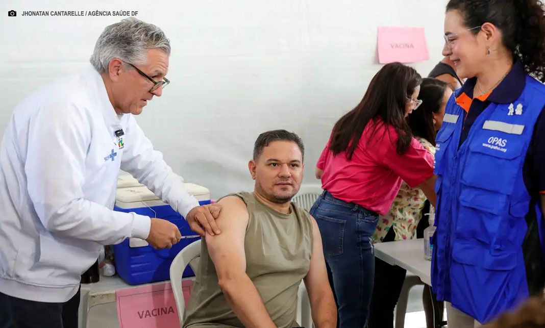 Em Dia D de Vacinação, Padilha garante a segurança da imunização