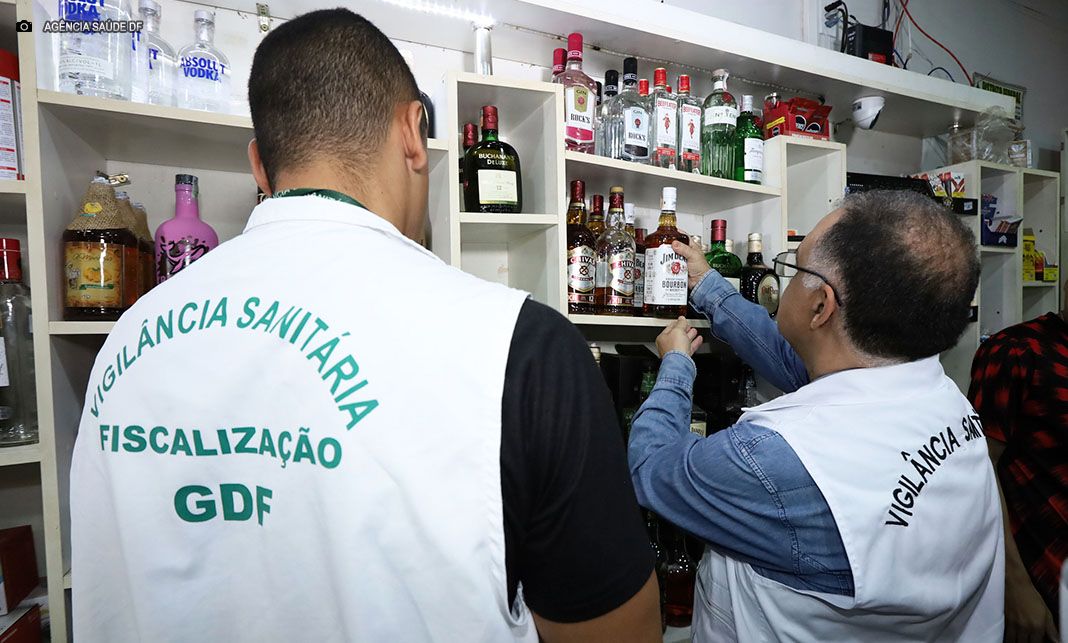 Saúde intensifica fiscalização e acolhe casos de intoxicação por metanol no DF
