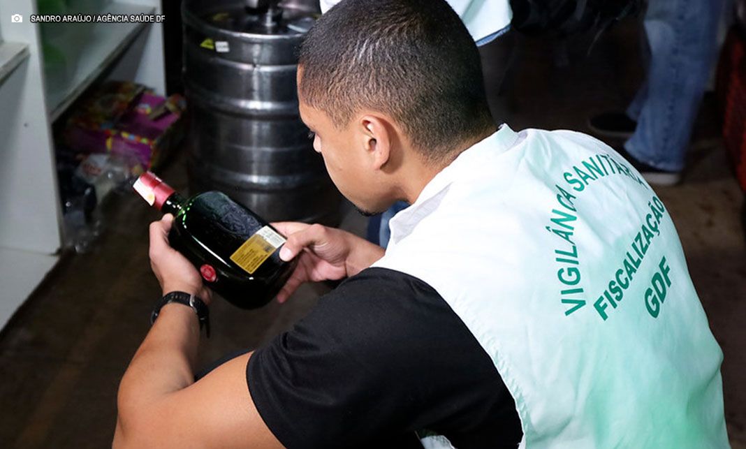 Vigilância Sanitária descobre laboratório clandestino de bebidas após operação integrada no DF