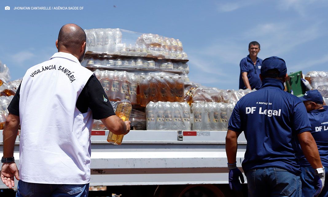 Mais de 15 mil litros de bebidas apreendidas pela Vigilância Sanitária são entregues para descarte