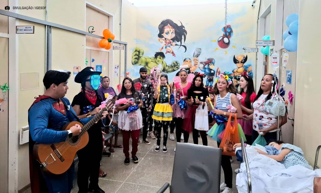 Voluntários levam doações e música ao Hospital de Santa Maria em comemoração ao dia das crianças
