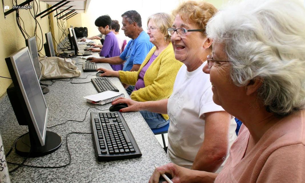 Aceleratech abre vagas para inclusão digital e capacitação de idosos