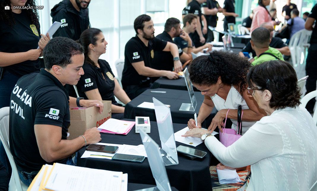 Polícia Civil devolve mais de 300 celulares recuperados a proprietários no DF