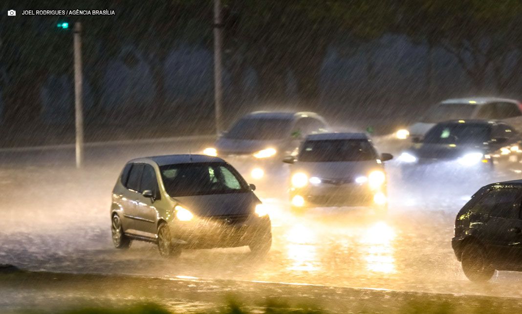 Cuidados no trânsito devem ser redobrados durante período chuvoso no DF