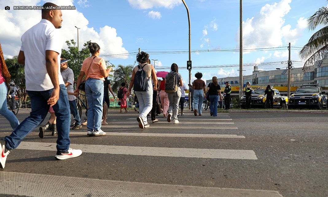 DER-DF realiza ação educativa sobre uso da faixa de pedestre para prevenir atropelamentos em rodovias distritais