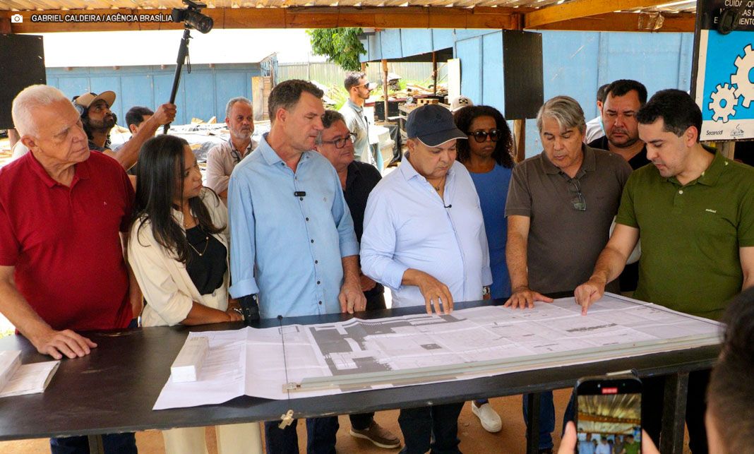 Ibaneis Rocha vistoria obras de ampliação do Hospital de Brazlândia com aporte de R$ 20 milhões