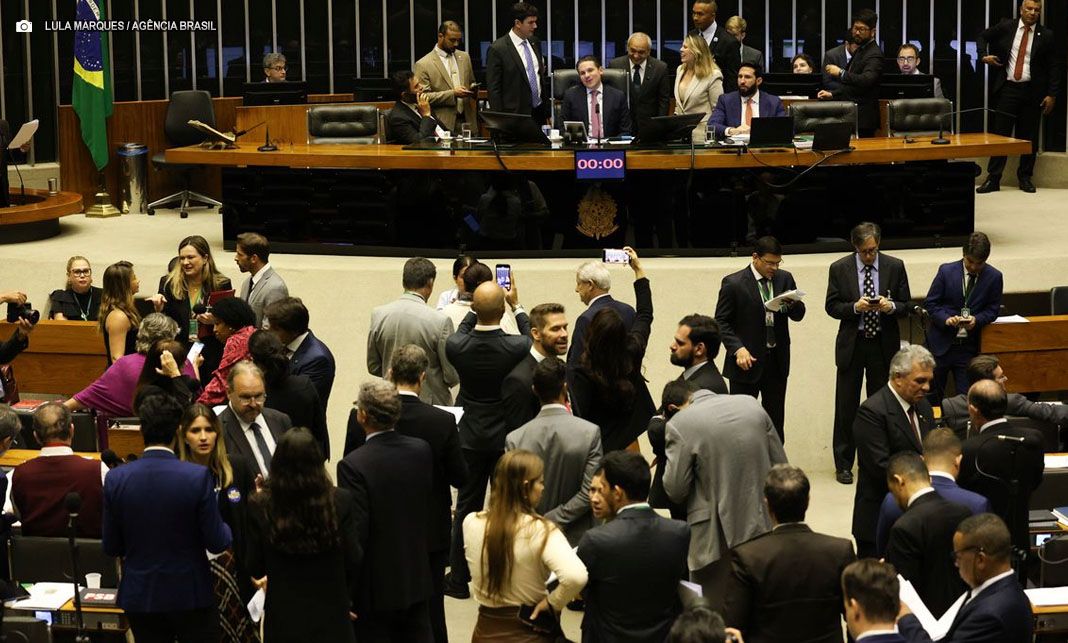 Presidente da Câmara adia votação do PL Antifacção para terça-feira (18)