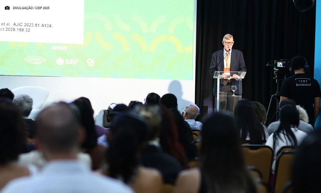 Infectologista John Boyce reforça importância de desinfecção em Congresso do IGESDF