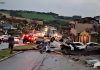 Cidade devastada por tornado tem 2 mil sem luz e 32 seguem internados