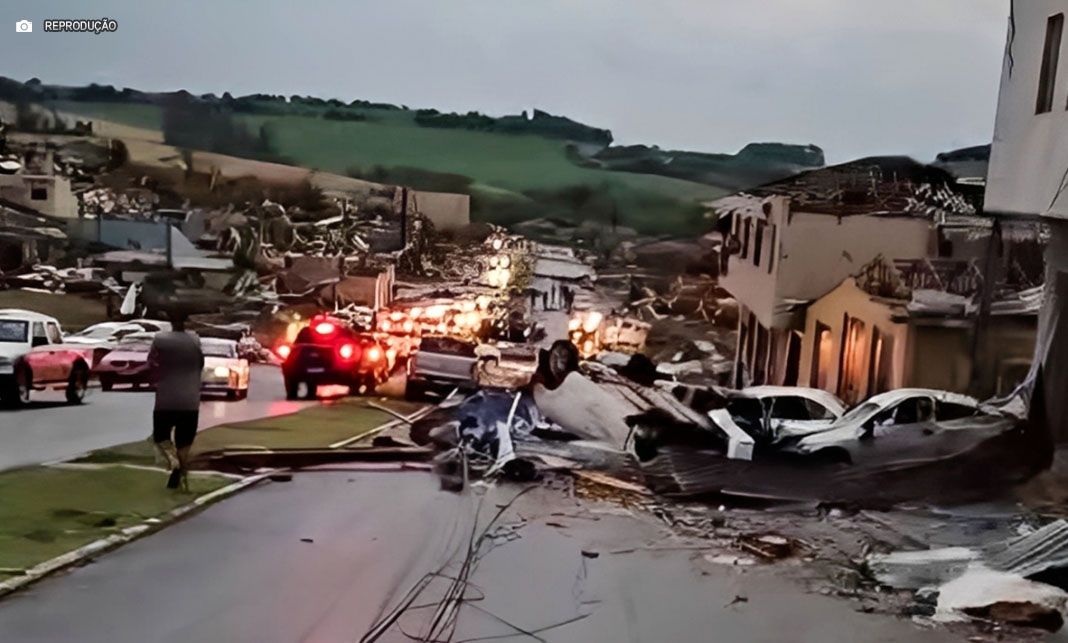 Cidade devastada por tornado tem 2 mil sem luz e 32 seguem internados