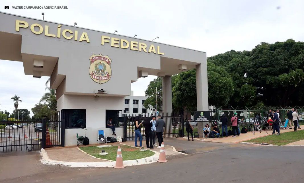 Bolsonaro recebe medicamentos na custódia da PF após prisão por violação de monitoramento