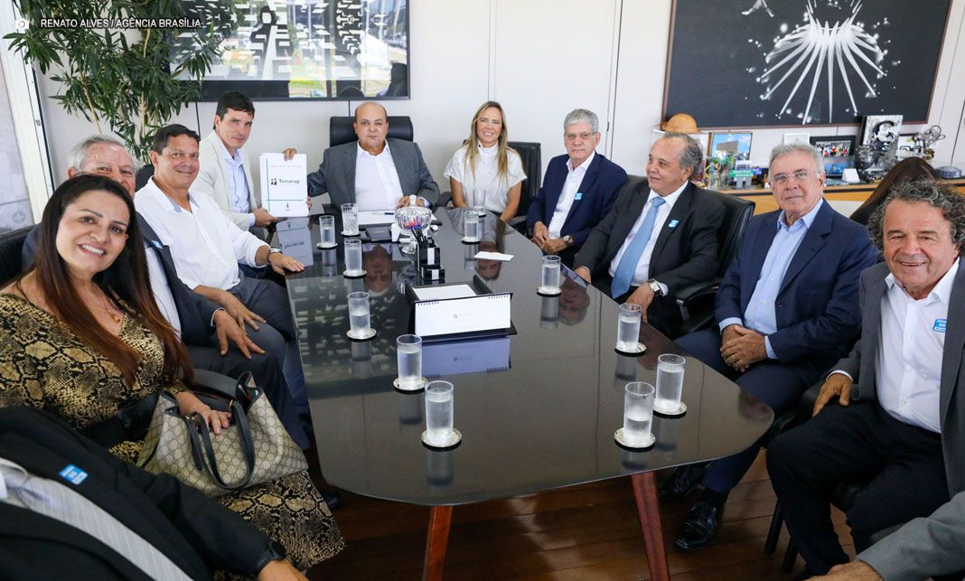 Ibaneis Rocha entrega escritura de centro de formação do Sinduscon e fortalece qualificação profissional