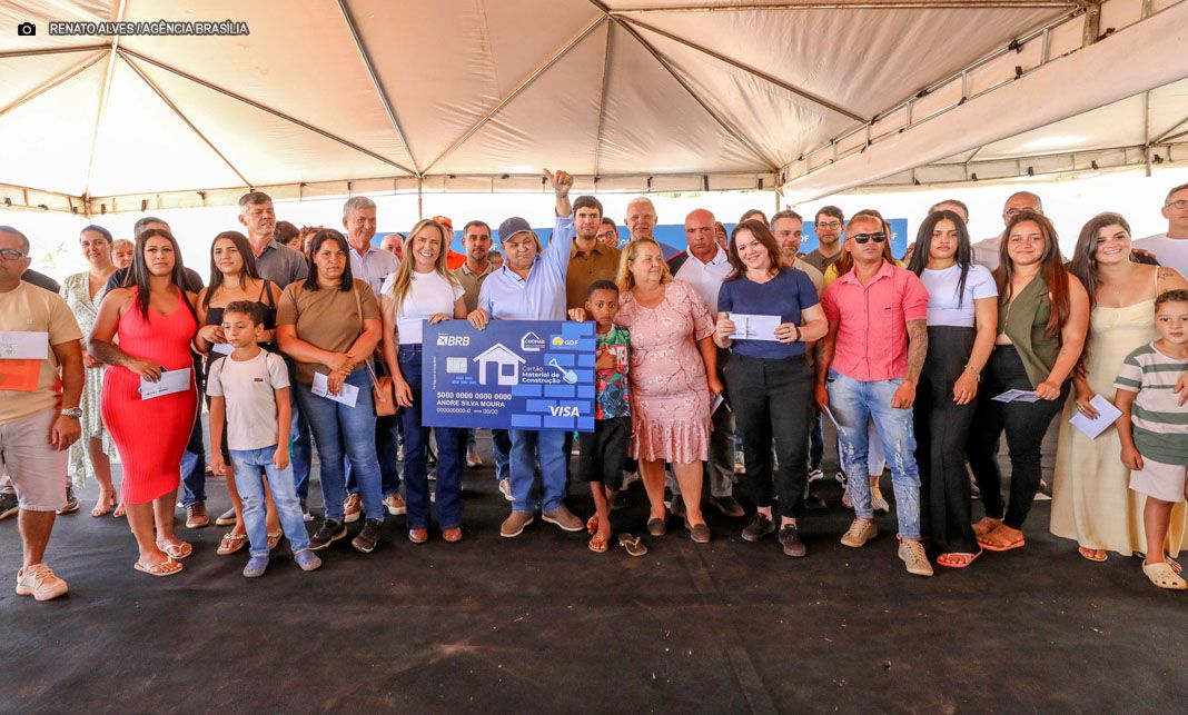 Ibaneis Rocha entrega Cartão Material de Construção a famílias de Santa Luzia, na Estrutural