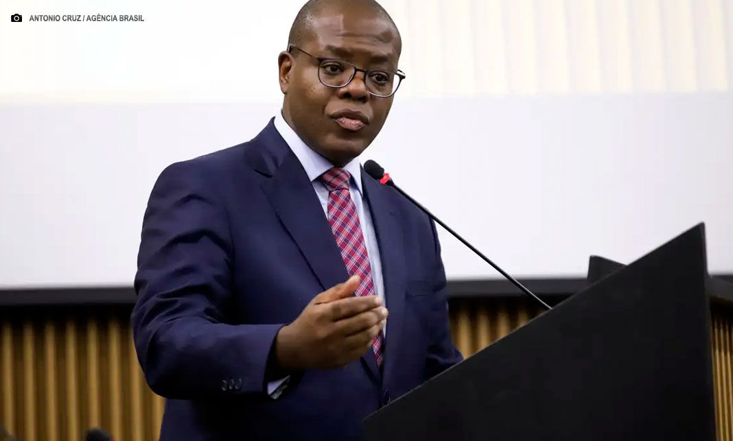 Polícia Federal indicia ex-ministro Silvio Almeida por importunação sexual