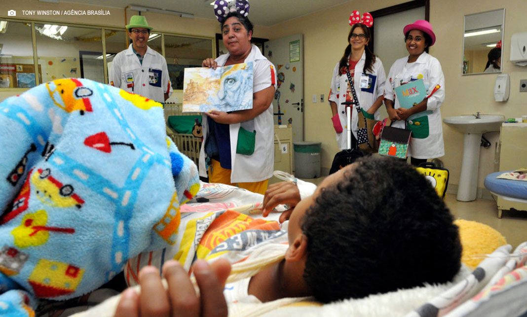 Voluntariado alivia dor e melhora tratamento de crianças com doenças crônicas