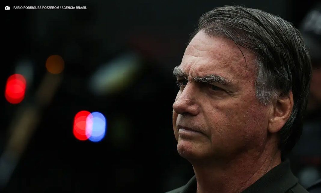 Justiça suspende benefícios vitalícios de Bolsonaro durante prisão
