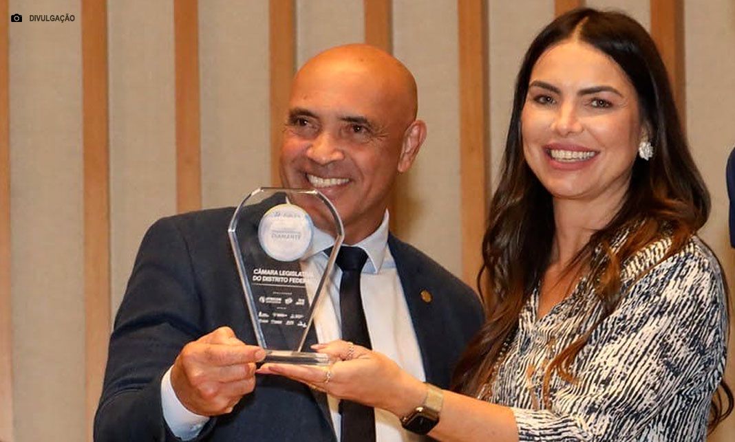 Paula Belmonte entrega prêmio Diamante e CLDF é reconhecida entre as mais transparentes do Brasil