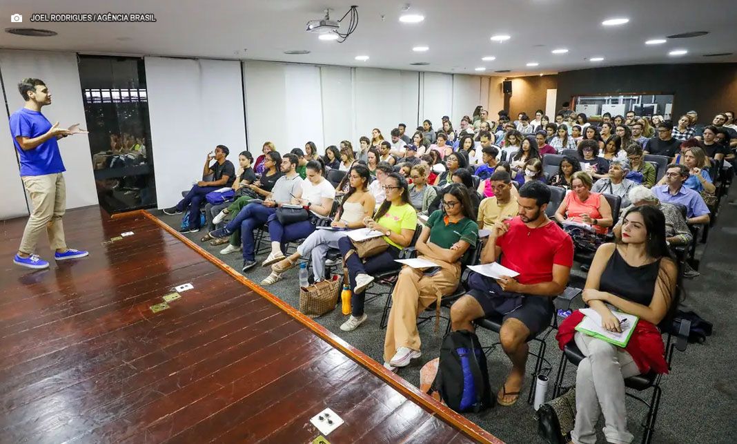 Câmara publica edital de concurso com salários de até 30 mil reais